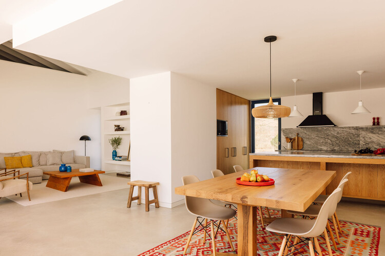 TFC House / LADO Arquitectura e Design - Фотография интерьера, стол, диван, стул, балка