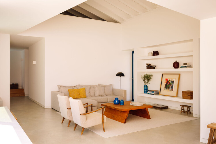 TFC House / LADO Arquitectura e Design - Фотография интерьера, диван, стол, балка