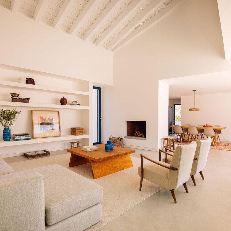 TFC House / LADO Arquitectura e Design - Фотография интерьера, гостиная, диван, стол, стул, балка