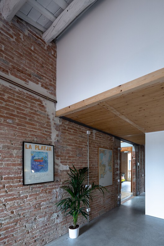Реконструкция двух домов между партийными стенами / arqbag - Экстерьерная фотография, фасад, балка