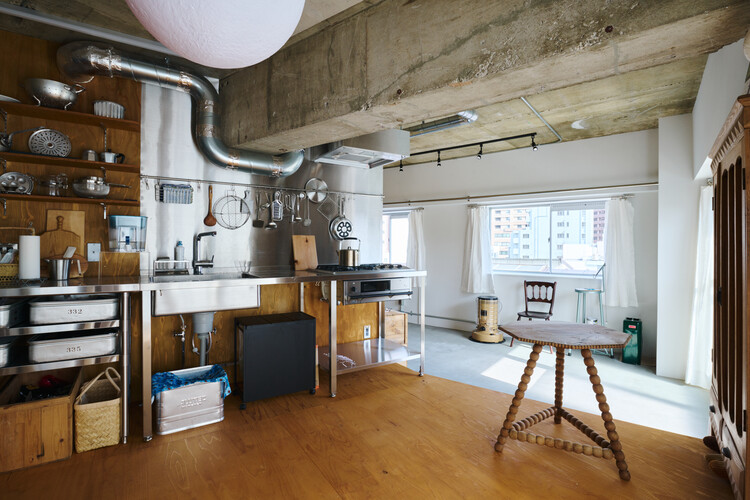 The Cloister Home / NoMaDoS - Фотография интерьера, кухня, стол, столешница, окна, балка
