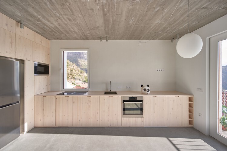 T House / XStudio — Фотография интерьера, кухня, столешница, раковина, балка