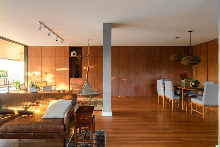 Roses House / Renan Mendes Arquitetura - Фотография интерьера, стол, диван, стул, балка