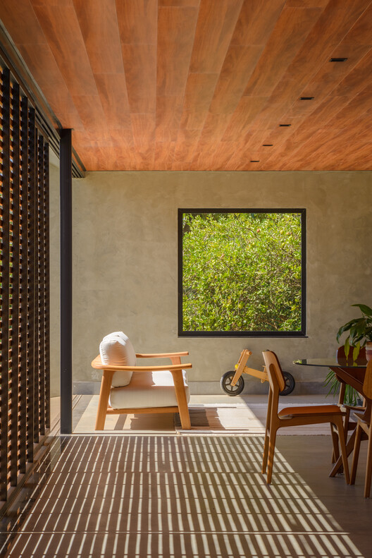 Roses House / Renan Mendes Arquitetura - Фотография интерьера, дерево, стул, балка