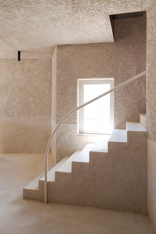 Oficina do Bacalhau / COM/O atelier - Фотография интерьера, лестница, перила, колонна