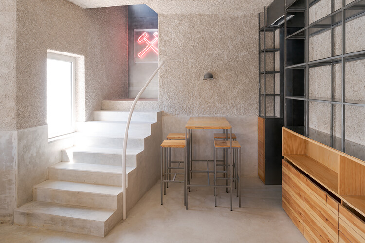 Oficina do Bacalhau / COM/O atelier - Фотография интерьера, стул, лестница