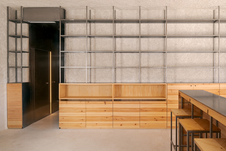 Oficina do Bacalhau / COM/O atelier - Фотография интерьера, шкаф, стеллажи