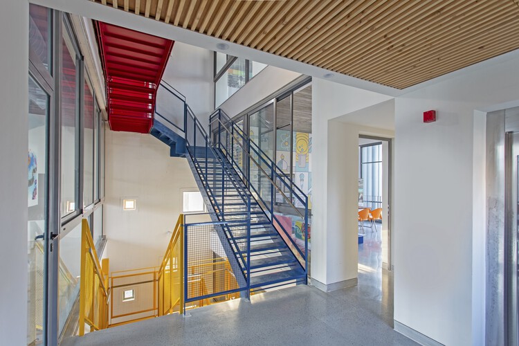 Учебный центр в Quest / KSM Architecture - Фотография интерьера, лестницы, окна, перила