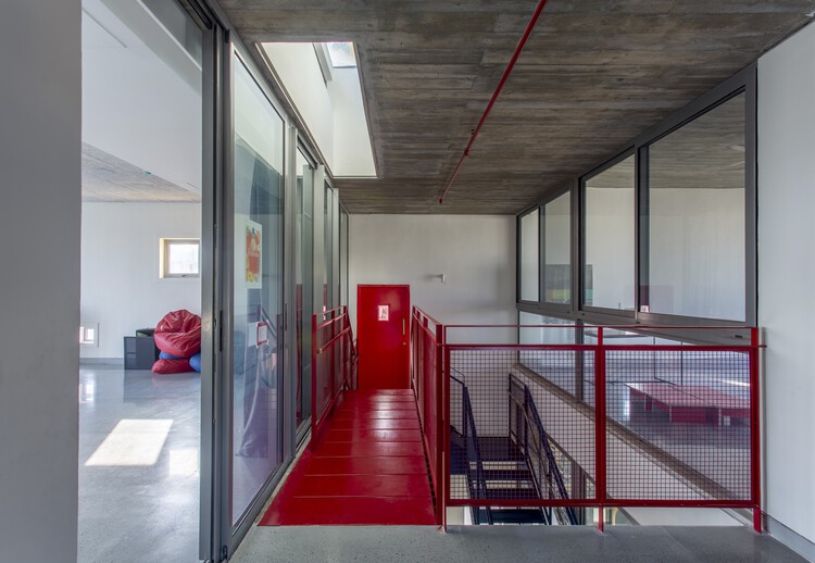 Учебный центр в Quest / KSM Architecture - Фотография интерьера, окна, перила