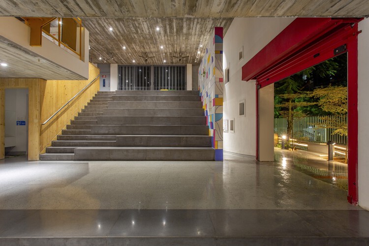 Учебный центр в Quest / KSM Architecture - Фотография интерьера, лестницы, колонны, перила