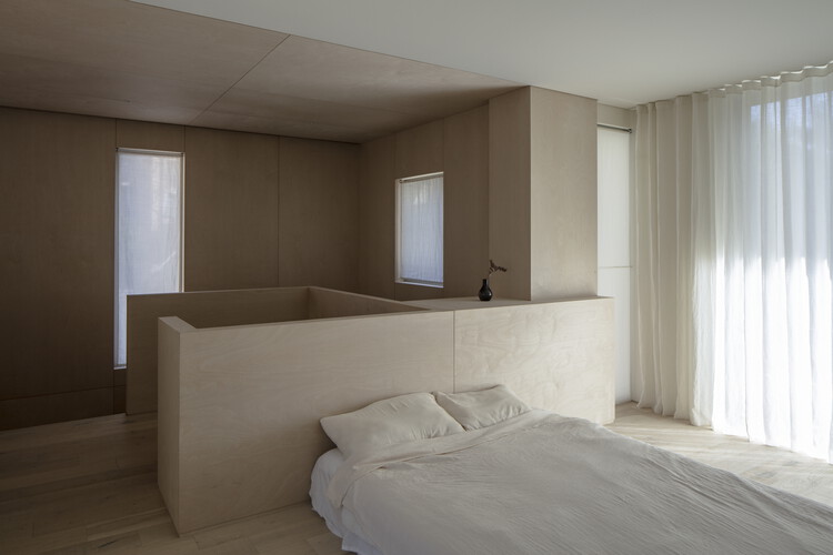 Zozo House / Ателье ITCH - Фотография интерьера, спальня, кровать, окна