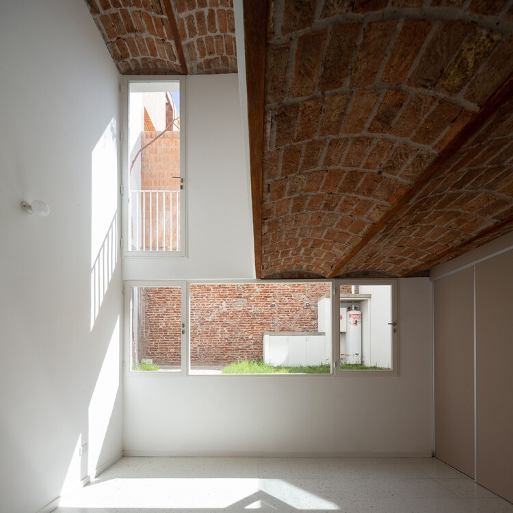 Дома Мора 3 и 4 / Ignacio Szulman arquitecto - Фотография интерьера, окна, балка