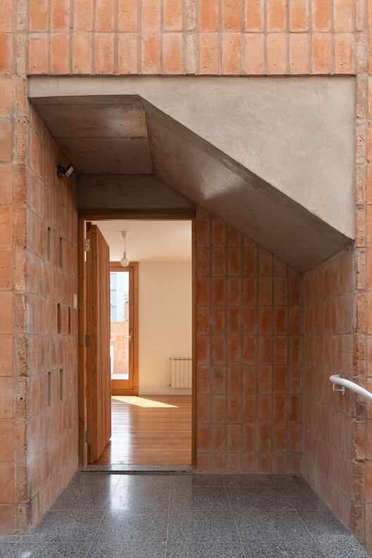 Дома Мора 3 и 4 / Ignacio Szulman arquitecto - Фотография интерьера, дверь, кирпич, фасад, арка, окна