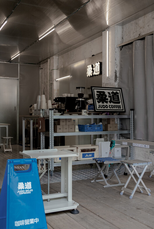 Кафе Judo Espersso Dojo / Nhoow Architects — Фотография интерьера, кухни, стола
