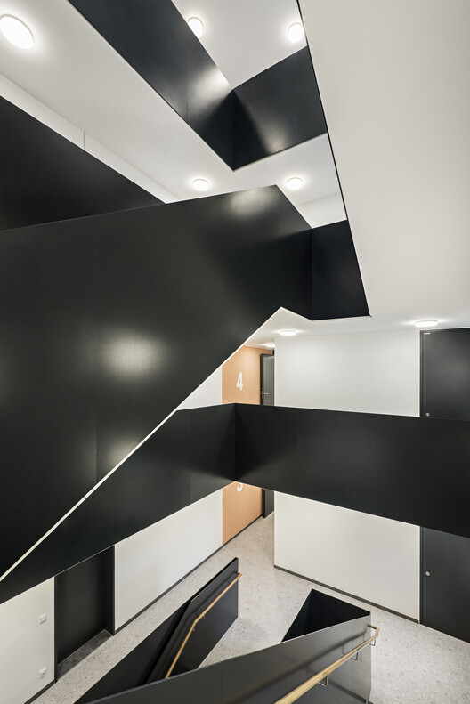 Жилье для родителей-одиночек / Clemens Kirsch Architektur - Фотография интерьера, лестницы, перила