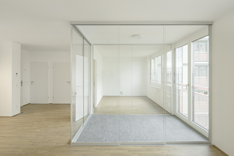 Жилье для родителей-одиночек / Clemens Kirsch Architektur - Фотография интерьера, двери, окна