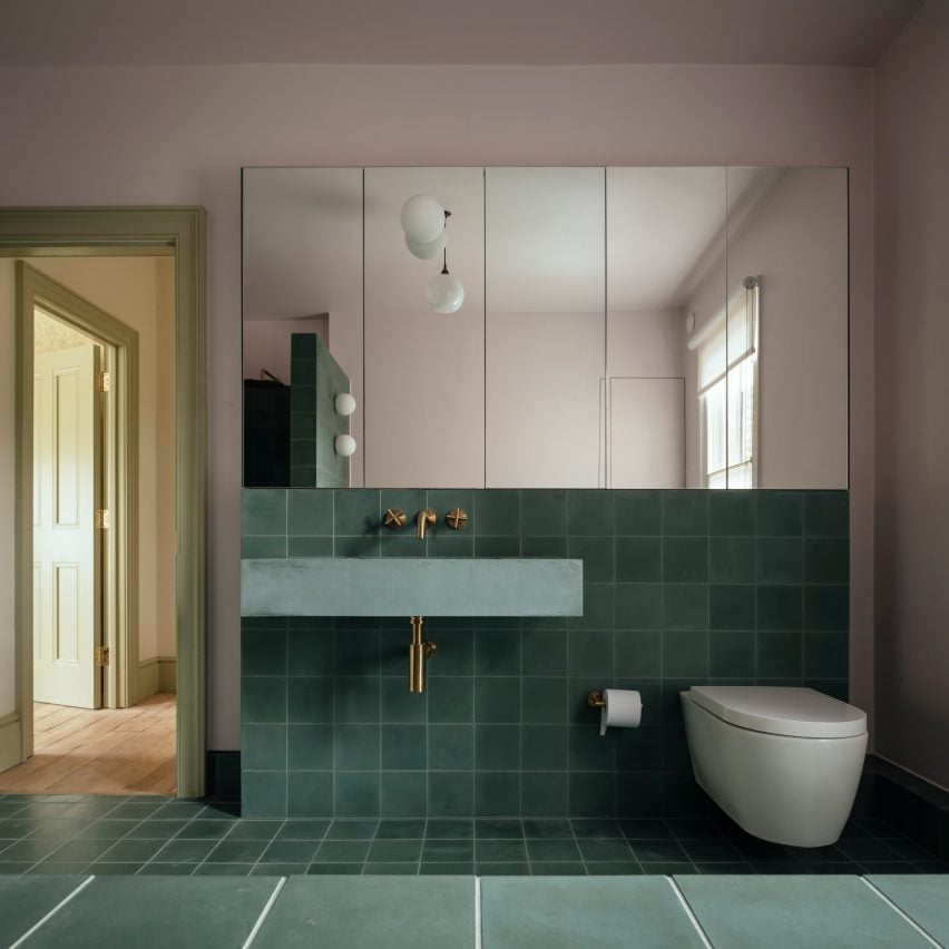 Новые ванные комнаты повторяют зеленые тона ремонта викторианских номеров на первом и втором этажах.