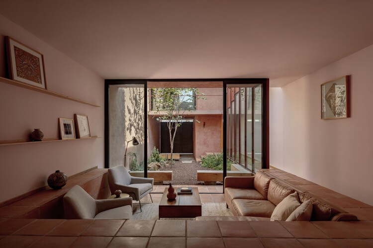 Дом Эдерлези / Taller Práctica Arquitectura - Фотография интерьера, гостиная, окна