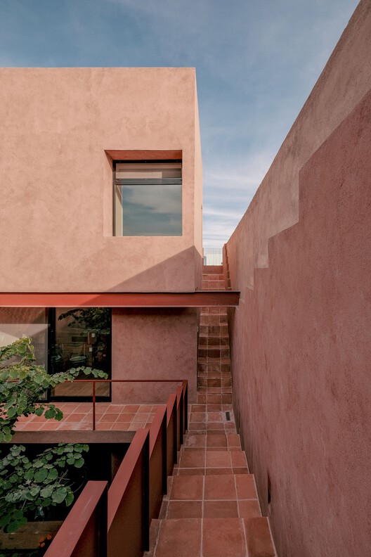 Дом Эдерлези / Taller Práctica Arquitectura - Фотография интерьера, кирпич, окна, лестница, фасад