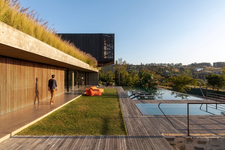 Serra House / Marcelo Couto Arquitetura + Rodrigo Oliveira Paisagismo - Экстерьерная фотография, фасад, сад, двор