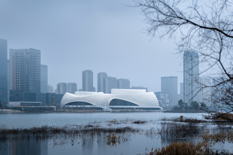 Большой театр на озере Золотые пески / CCTN Design - Экстерьерная фотография, набережная, городской пейзаж