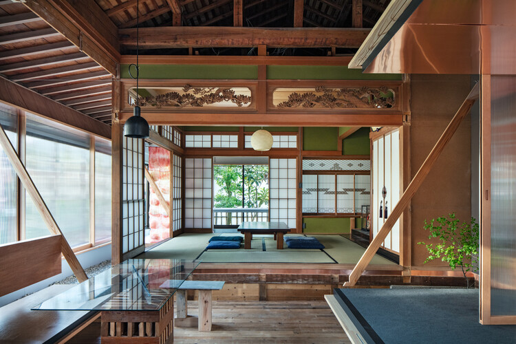 Дом в Тояме / НЬЯВА - Фотография интерьера, окна, стол, дерево, балка