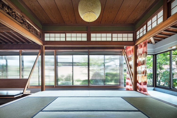 Дом в Тояме / НЬЯВА - Фотография интерьера, спальня, окна, балка