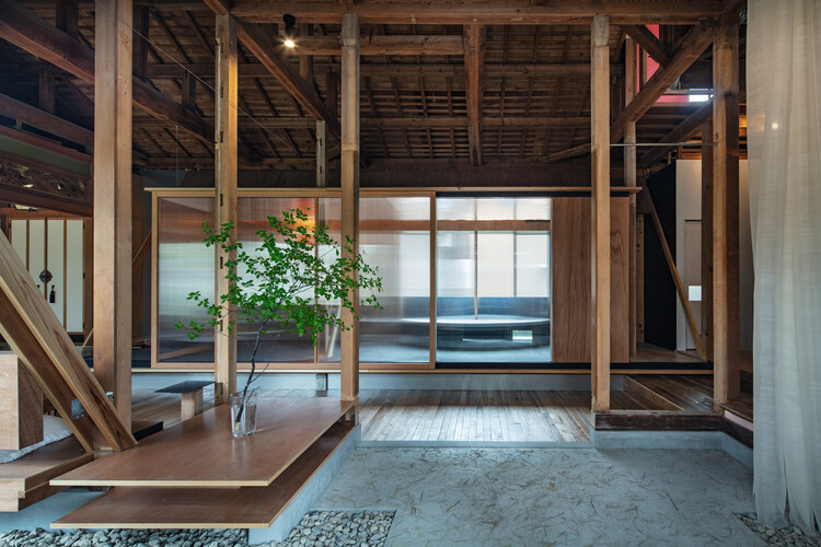 Дом в Тояме / НЬЯВА - Фотография интерьера, окна, балка