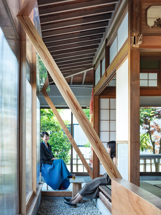 Дом в Тояме / НЬЯВА - Фотография интерьера, балка, окна