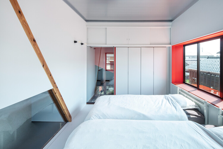 Дом в Тояме / НЬЯВА - Фотография интерьера, спальня, окна, кровать