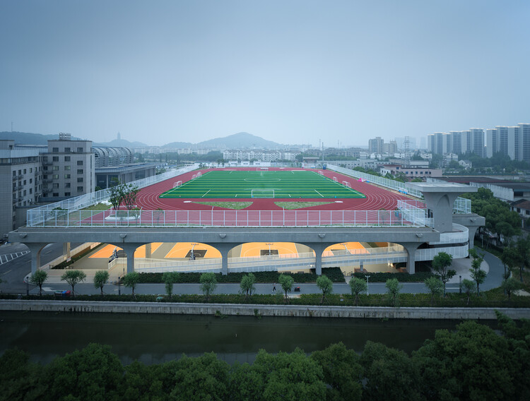 Крытая спортивная площадка Университета Шаосин / UAD — фотография экстерьера, городской пейзаж