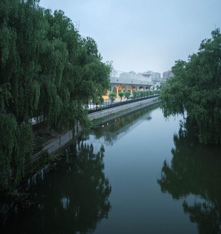 Крытая спортивная площадка Университета Шаосин / UAD — фотография экстерьера, набережная
