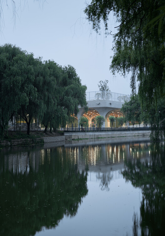 Крытая спортивная площадка Университета Шаосин / UAD — фотография экстерьера, набережная, сад