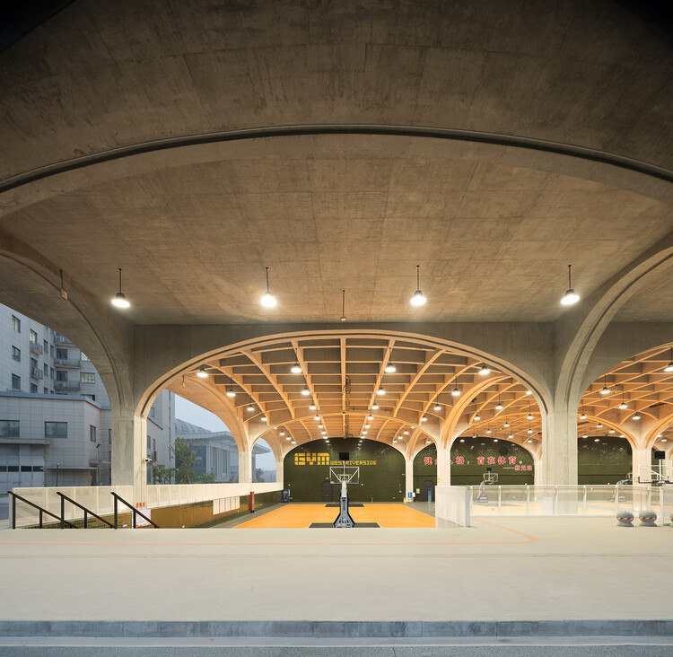 Крытая спортивная площадка Университета Шаосин / UAD - Фотография интерьера, колонна, аркада