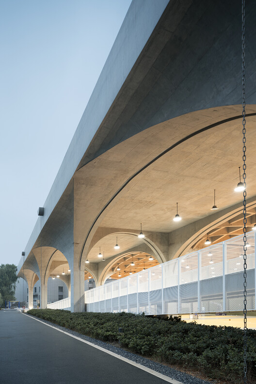 Крытая спортивная площадка Университета Шаосин / UAD — фотография экстерьера, фасад, балка