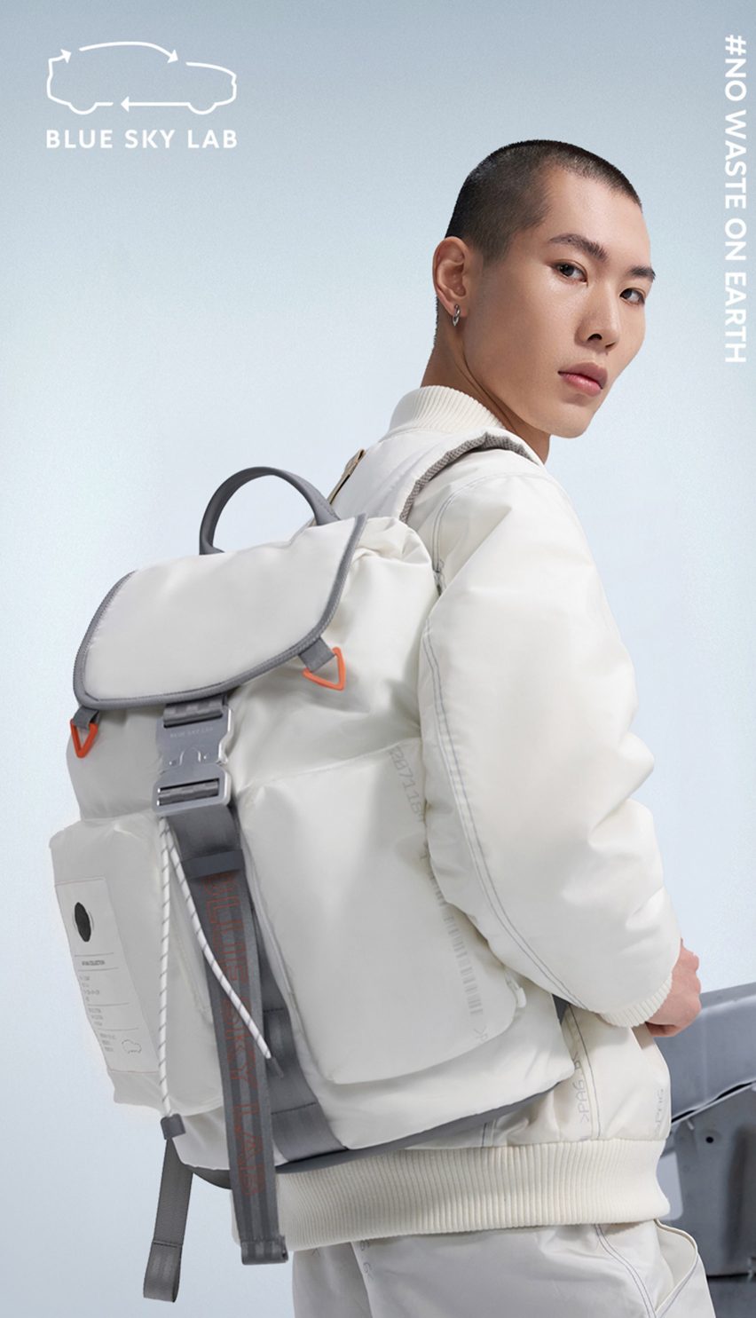 Мужчина-модель с белым рюкзаком от Blue Sky Lab