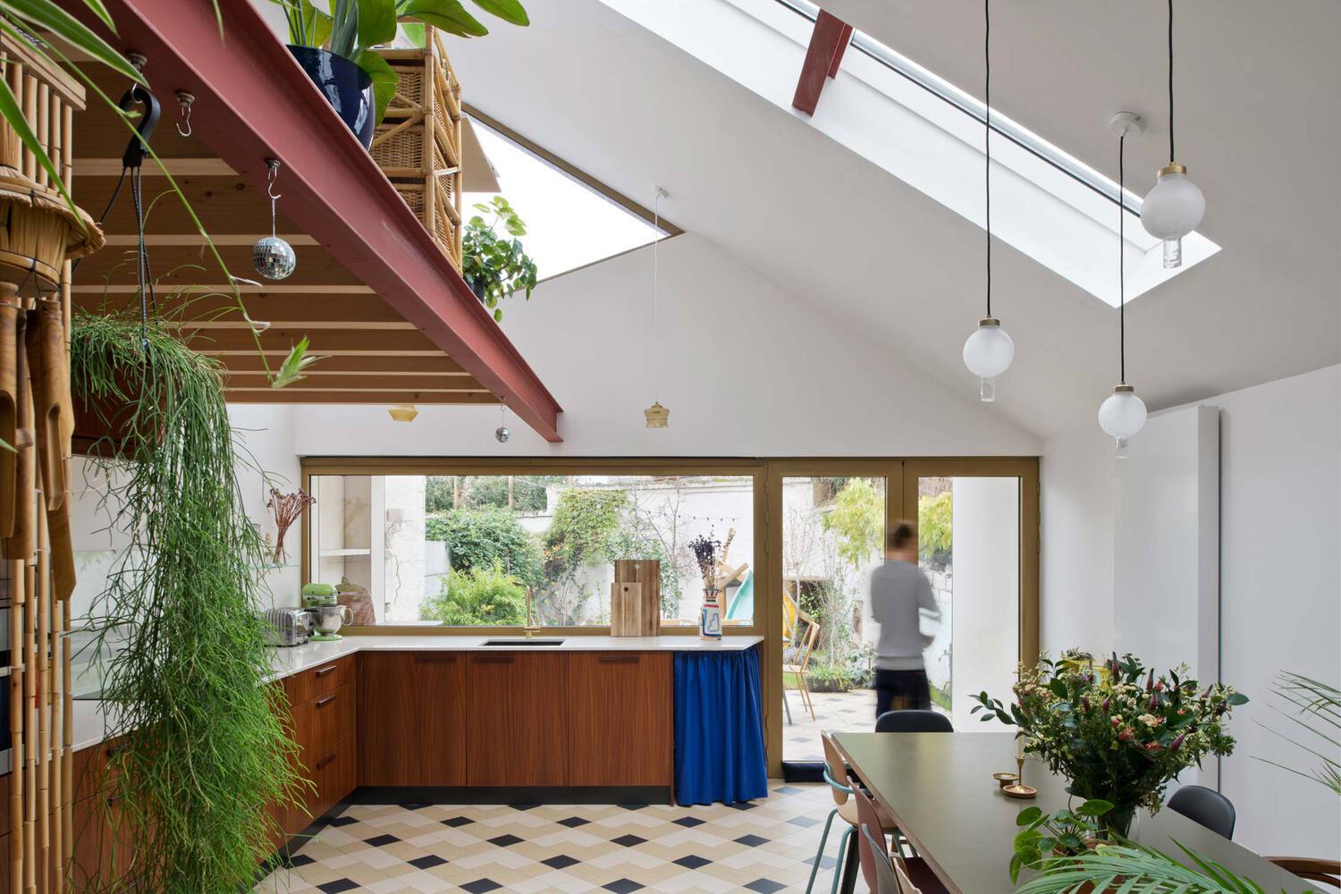 Как максимально эффективно использовать потолки двойной высоты в жилой архитектуре: изучите различные примеры