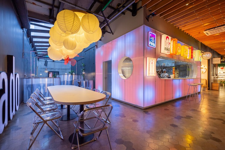 Ресторан Нико / URBANODE arquitetura - Фотография интерьера, стол