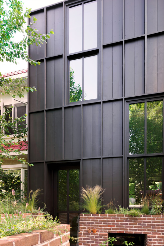 Дом-палка, кирпичный сад / Abruzzo Bodziak Architects - фотография экстерьера, окна, фасад, двор