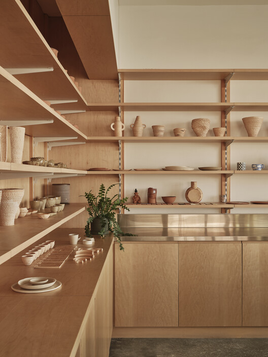 От студии Mud Design / Раван Мукаддас — фотография интерьера, кухня, стеллажи, столешница