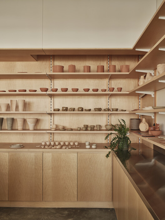 От студии Mud Design / Раван Мукаддас — фотография интерьера, кухни, столешницы, стеллажей