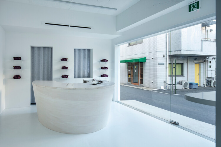 Магазин японских сладостей Aito-denkimochiten / СПЕЦ - Фотография интерьера, окна, ванная комната, ванна, душ
