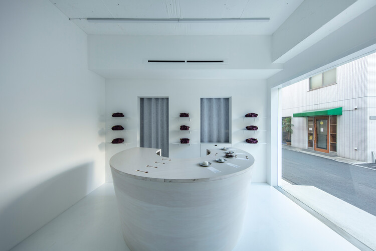 Магазин японских сладостей Aito-denkimochiten / SPEC - Фотография интерьера, ванная комната, окна, раковина, ванна