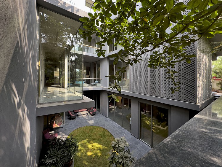 Zen Spaces Residence / Sanjay Puri Architects - Экстерьерная фотография, фасад, окна, сад, двор