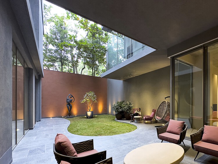 Zen Spaces Residence / Sanjay Puri Architects — Фотография интерьера, гостиная, окна