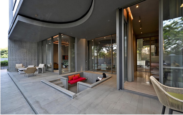 Zen Spaces Residence / Sanjay Puri Architects - Фотография интерьера, стол, окна, стул