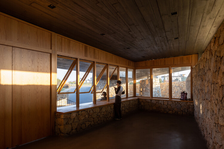 Станция экологического отдыха на озере Дали Эрхай / студия line+ - Фотография интерьера, балка, окна