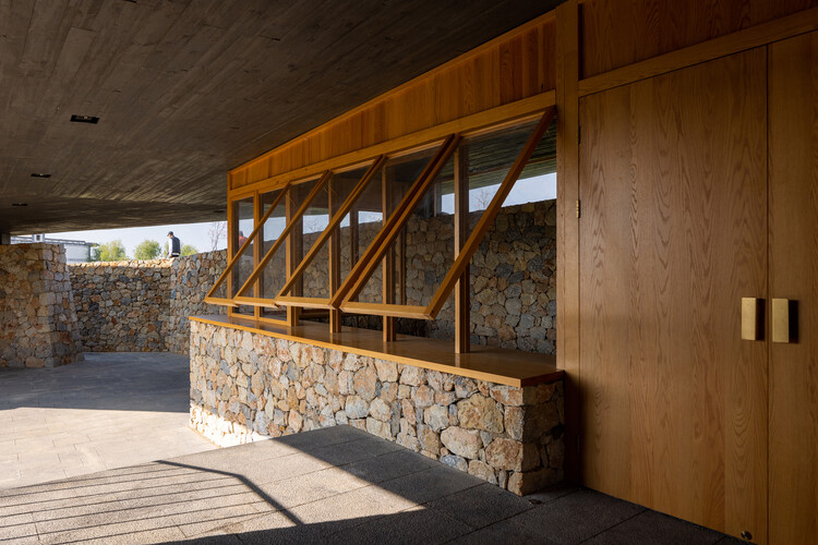 Станция экологического отдыха на озере Дали Эрхай / студия line+ - Фотография интерьера, балка, фасад