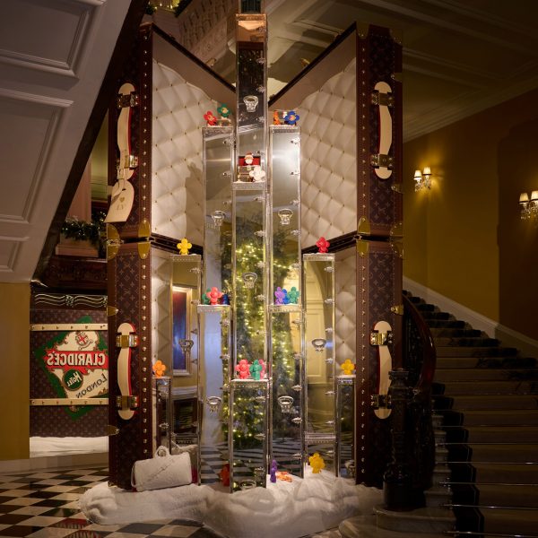 Louis Vuitton складывает дорожные чемоданы на рождественскую елку Claridge