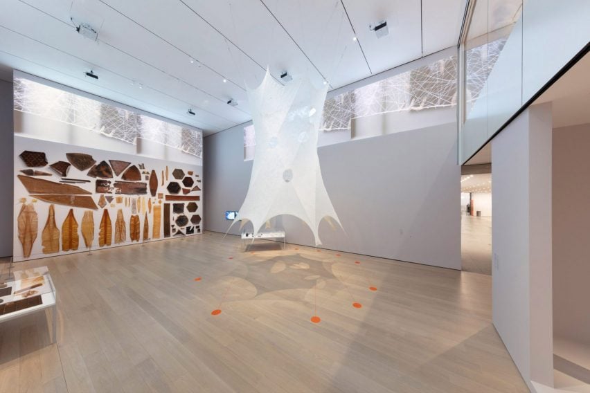 Фотография Шелкового павильона II Нери Оксман — высокой воздушной трубы из прозрачного белого шелкового материала, подвешенной между полом и потолком в Музее современного искусства Нью-Йорка.